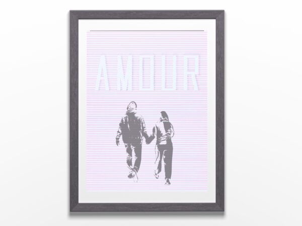 Dans un cadre, affiche d’art imprimée sur du papier de qualité qui représente inspire l'amour sur un fond graphique fait au feutre et la photo d'un couple qui se tient la main - l'amour ensemble